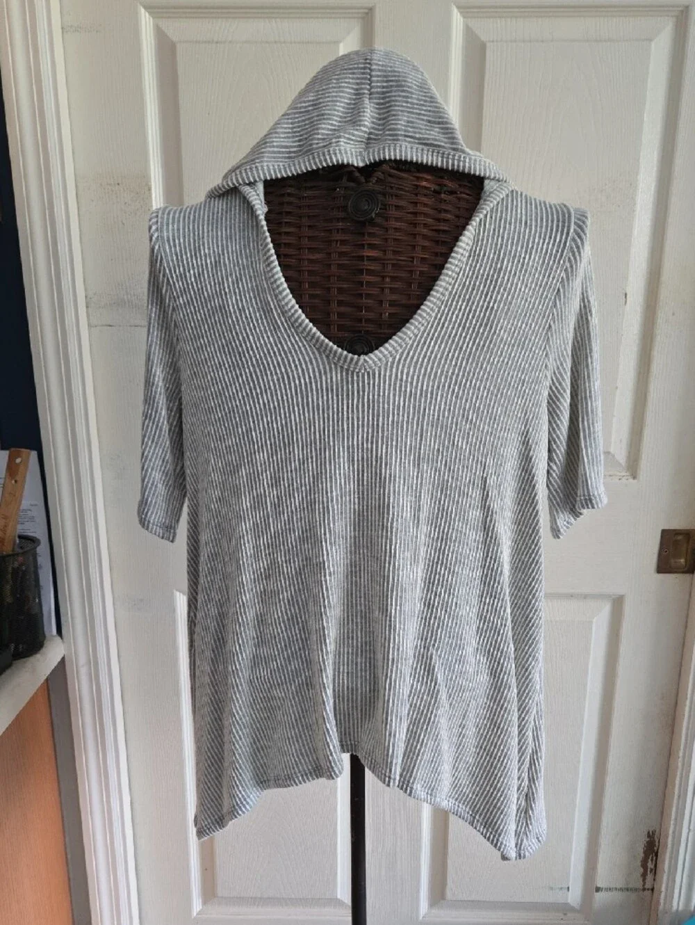 Gyft Light Gray And White Ribbed V-Neck Tee With Hoodie